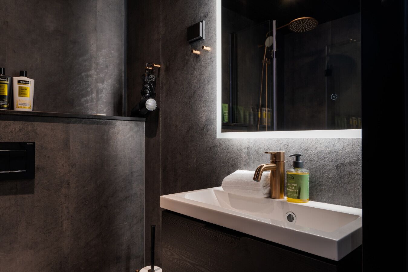 Een haardroger, handdoeken