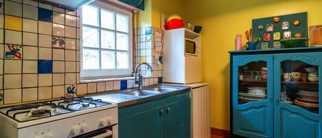 Een koelkast, een microgolfoven, een oven, een vaatwasser