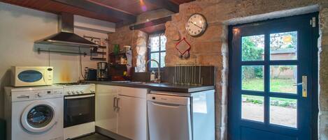 雪櫃、微波爐、焗爐、洗碗機