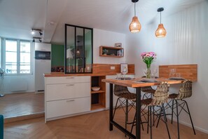 Kühlschrank, Mikrowelle, Ofen, Geschirrspüler