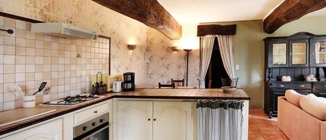 Een koelkast, een magnetron, een oven, een vaatwasser