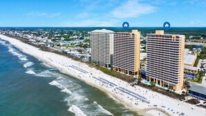 Ein Küstenhotel mit mehreren Hochhäusern, einem Strandzugang und freiem Blick auf den Ozean.