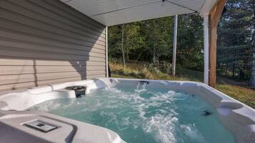 Bañera de hidromasaje al aire libre