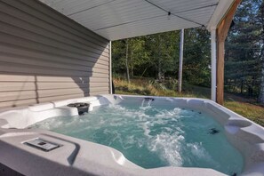 Outdoor spa tub - Edens Hillside Haven (Laurelville)