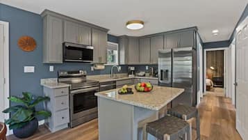 冷蔵庫、電子レンジ、食器洗い機、コーヒー / ティーメーカー