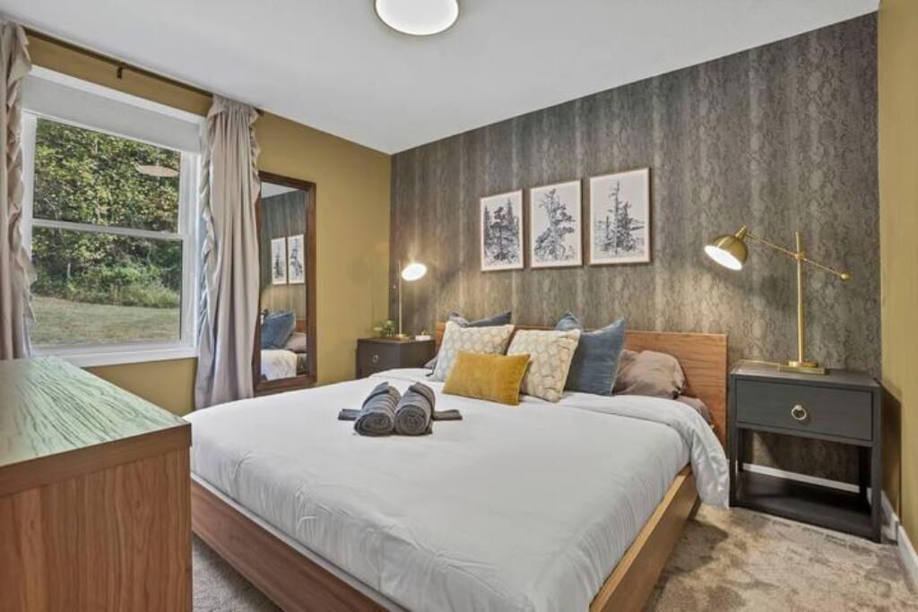 4 bedrooms, desk, travel crib, free WiFi