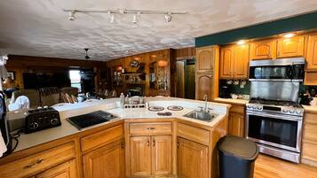 Microondas, horno, placa de cocina, lavavajillas