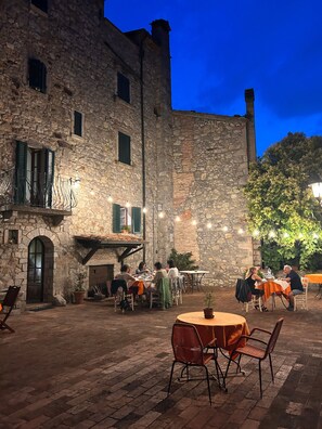Outdoor dining - Fragolina di Bosco – Room with a View of the Val di Farma (Piloni)
