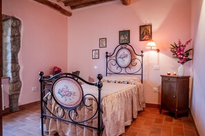 Interior - Room 'Casa Del Chiodo - Fragolina di Bosco' with Mountain View, Shared Terrace and Wi-Fi (Piloni)