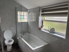 Combined shower/tub, deep soaking tub, towels