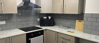 Llangollen 4-bed, Sleeps 8 With Garden & Parking