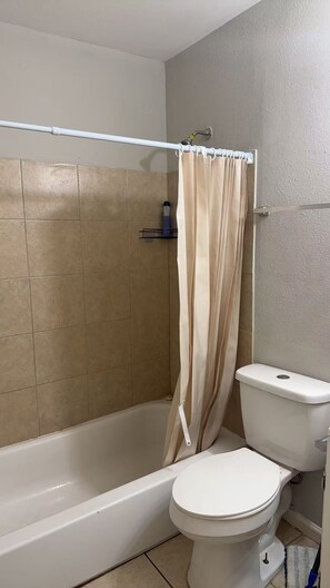 Hårføner, håndklær, såpe og toalettpapir