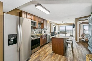 Kjøleskap, mikrobølgeovn, ovn og kokeplater