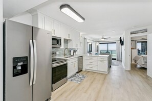 Frigorifero, microonde, forno, piano cottura