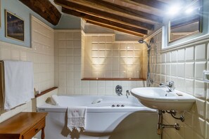 Shower, towels - Mora Selvatica – Deluxe Double Room with Valley-View Balcony and Bathtub (Piloni)