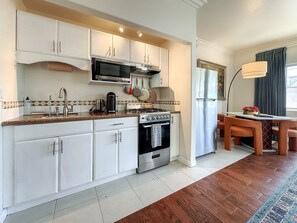 Fridge, microwave, oven, stovetop - Saylor Away Seal Beach Studio (Seal Beach)