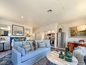 Smart TV, stereo - Saylor Away Seal Beach Studio (Seal Beach)