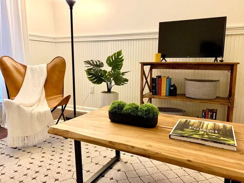 Lovely 1 bedroom condo with patio minutes from LSU