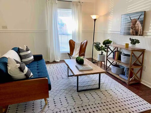 Lovely 1 bedroom condo with patio minutes from LSU