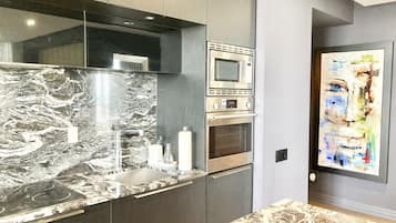 雪櫃、微波爐、廚房用具/餐具/器皿
