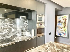 冰箱、微波炉、厨具/餐具