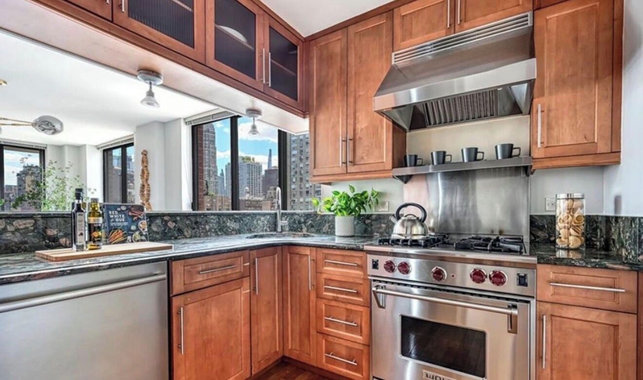 Dúplex Deluxe, vistas a la ciudad | Cocina compartida | Frigorífico, microondas, horno y placa de cocina