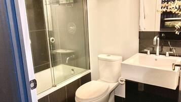 Ducha, artículos de higiene personal gratuitos, jabón y champú