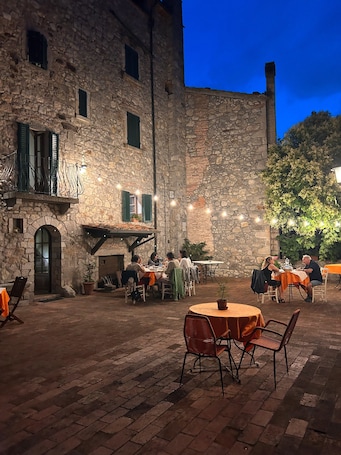 Outdoor dining. Narciso Dei Poeti – Deluxe Double Room with Valley-View Balcony and Wood Fireplace