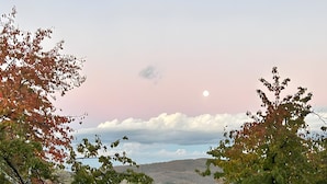 A stone wall, a wooden gazebo, and a view of a mountain range. - Uva Spina – Intimate Double Room with Val di Farma View (Piloni)