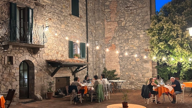 A stone building with outdoor seating and string lights. - Uva Spina – Intimate Double Room with Val di Farma View (Piloni)