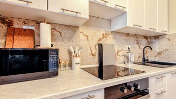 Køleskab, mikrobølgeovn, ovn, kogeplade