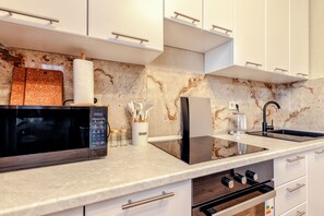 Kühlschrank, Mikrowelle, Ofen, Herdplatte