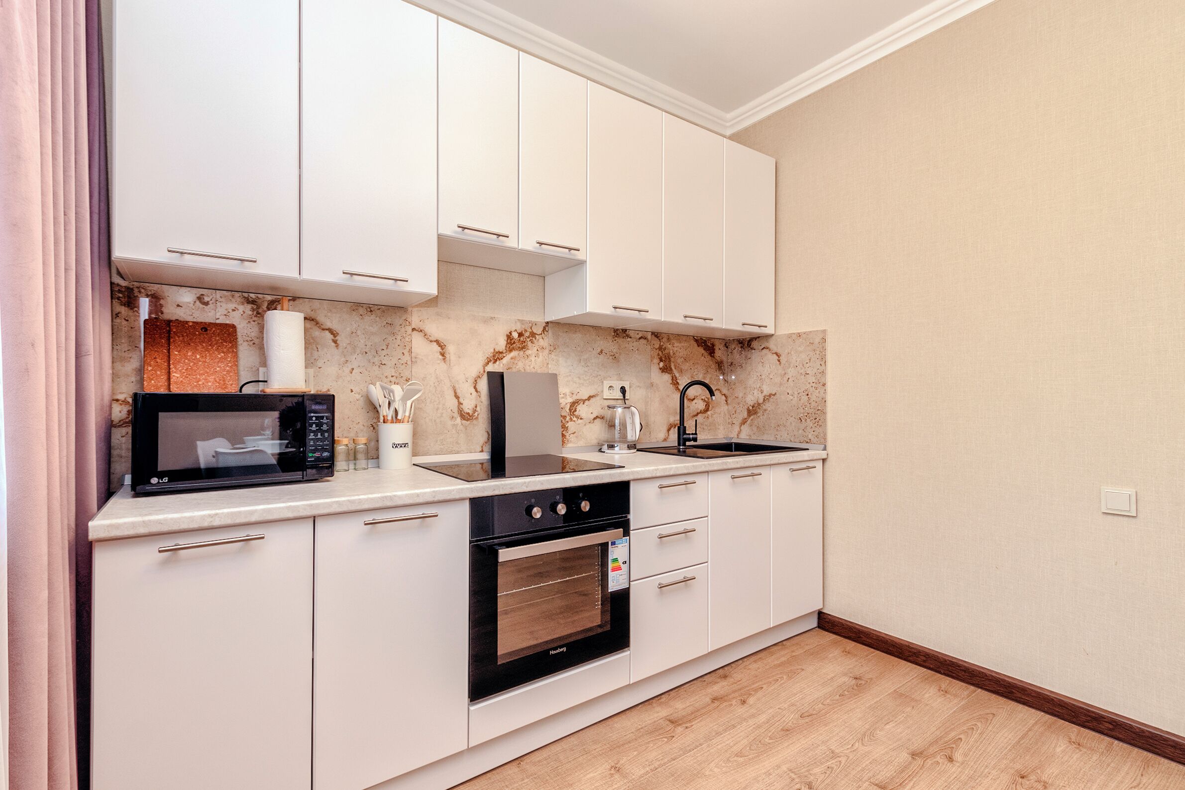 Køleskab, mikrobølgeovn, ovn, kogeplade