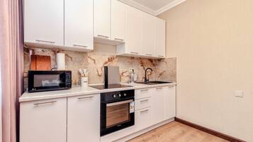 Réfrigérateur, micro-ondes, four, plaque de cuisson