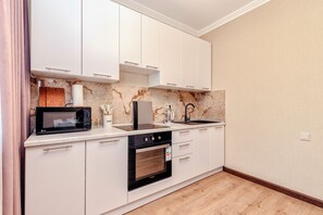 Jääkaappi, mikroaaltouuni, uuni, liesi