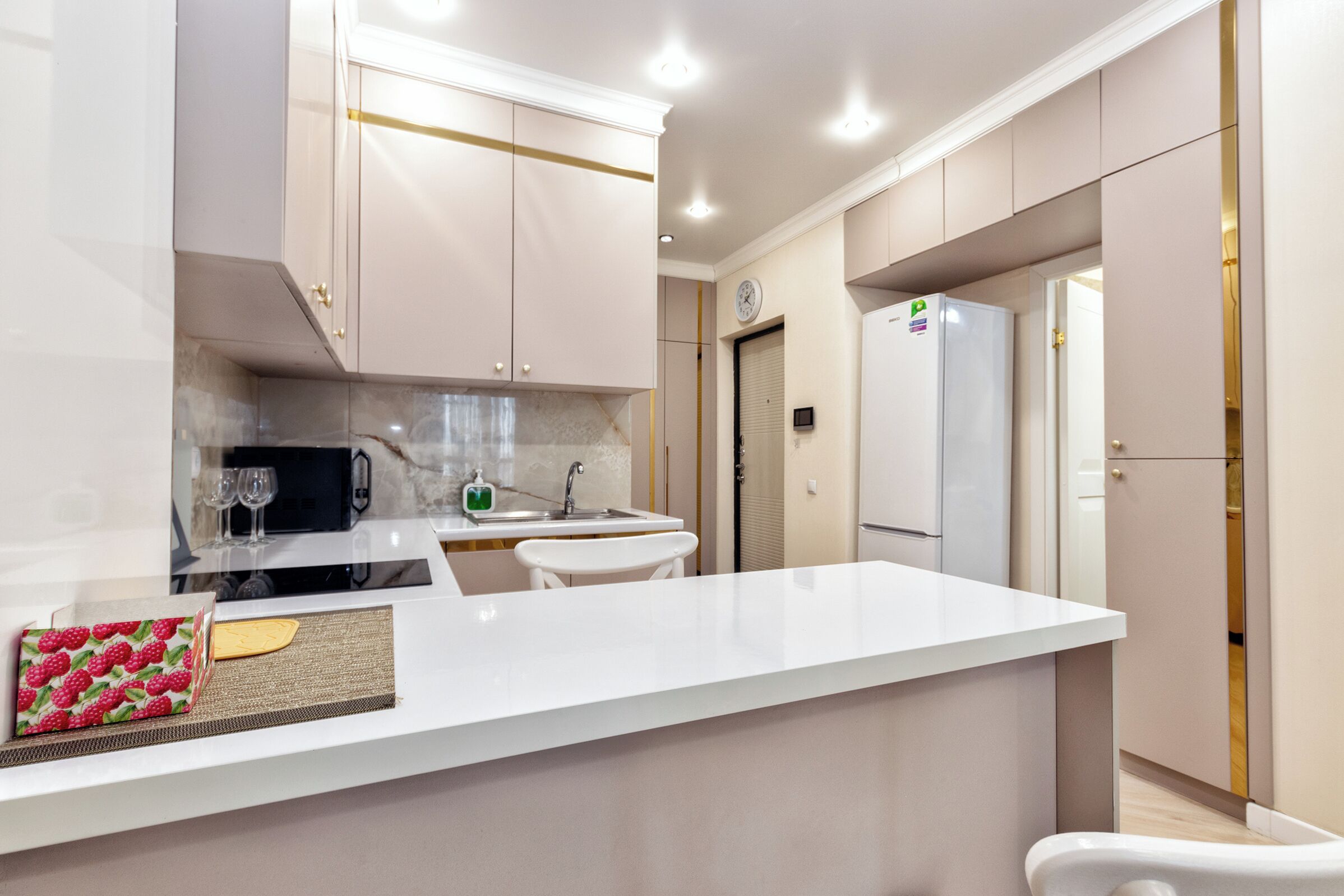 ثلاجة، ميكروويف، موقد طهي مسطح، غلّاية كهربائية