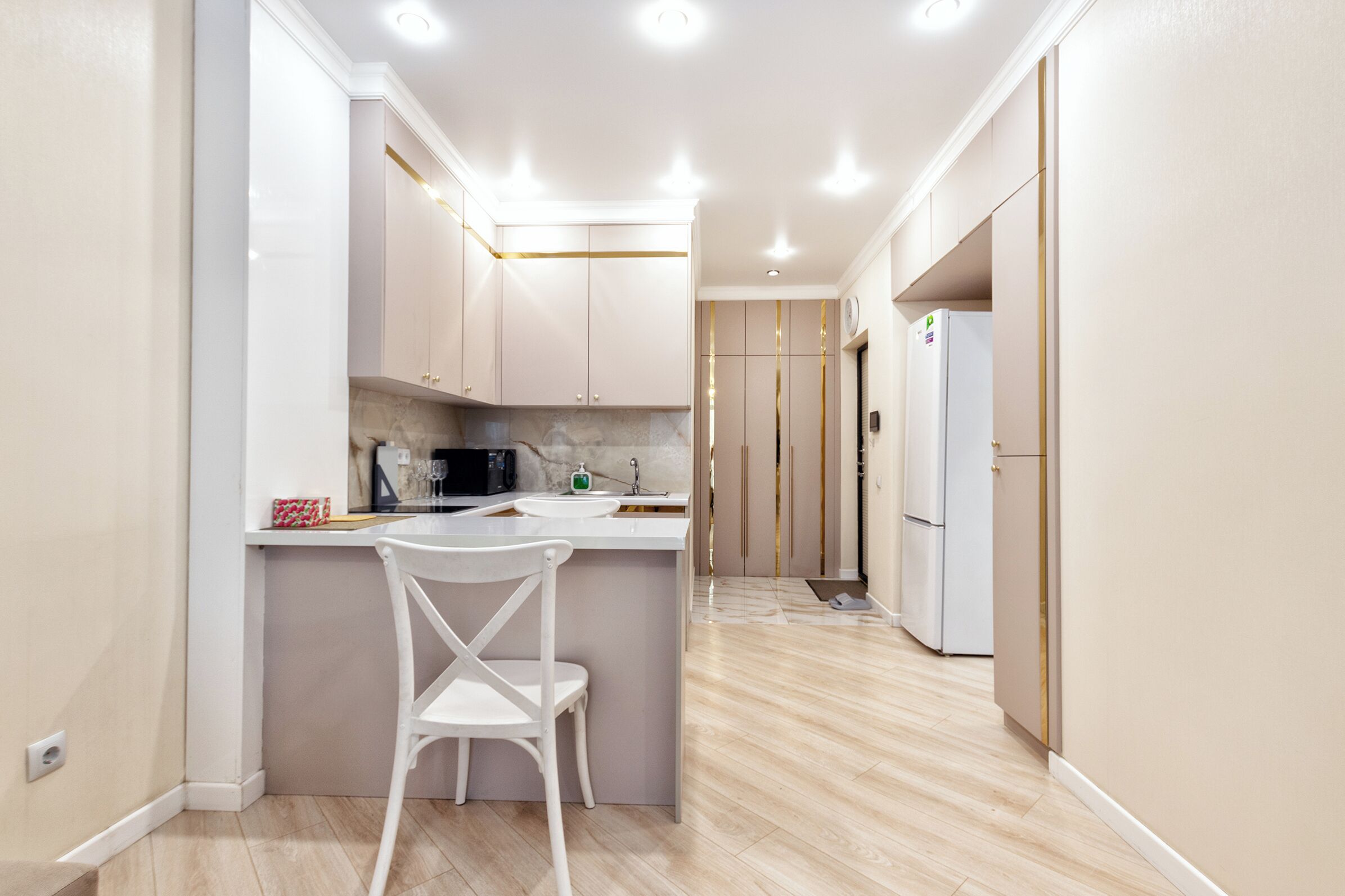 ثلاجة، ميكروويف، موقد طهي مسطح، غلّاية كهربائية