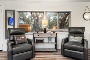 TV, fireplace - 5 Mins Canyon Lake 2BR 2BA Cottage w/HotTub (Canyon Lake)