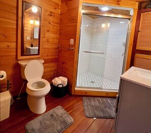 Suihku, hiustenkuivaaja, pyyhkeet, saippua