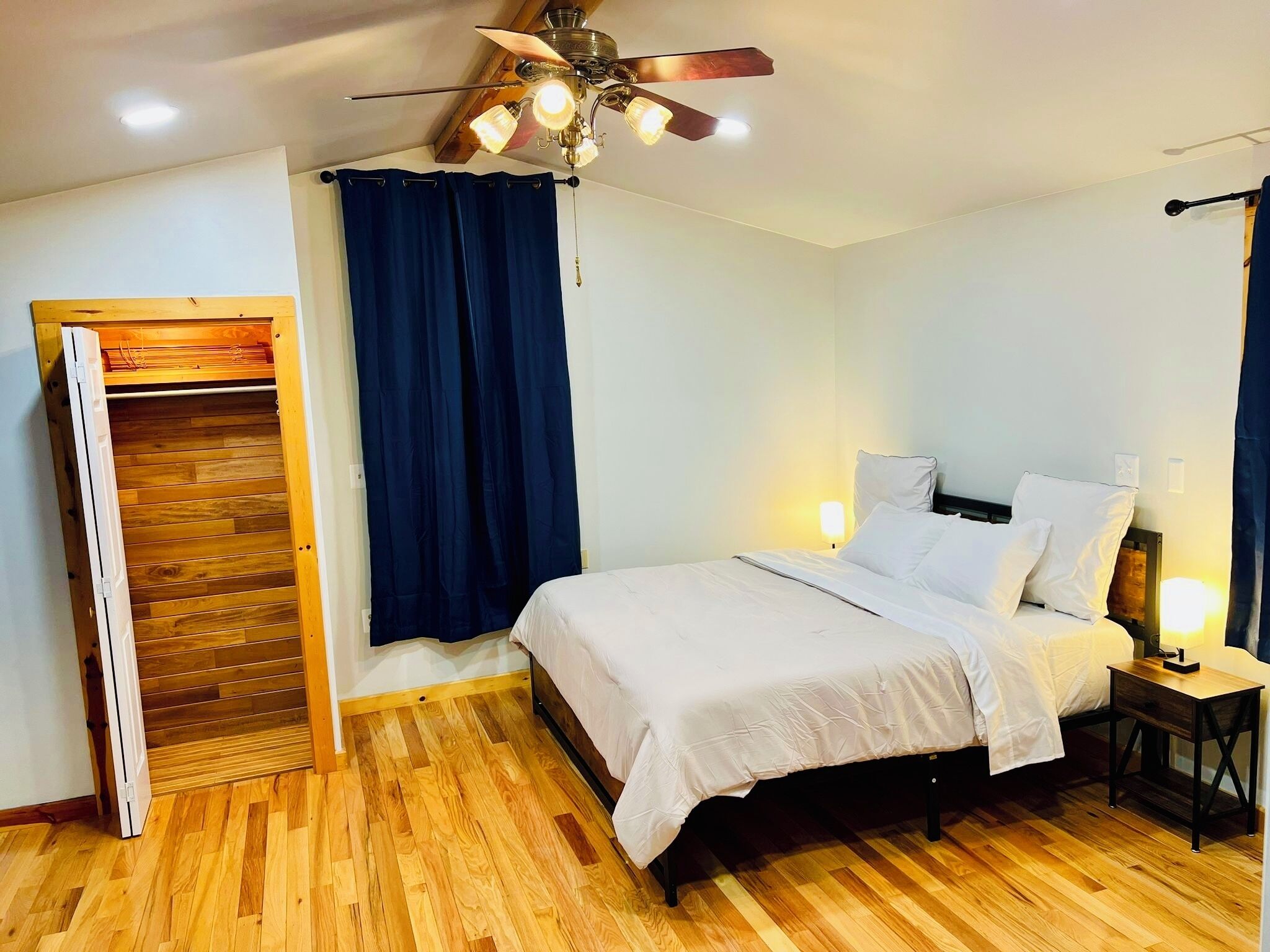4 bedrooms, desk, iron/ironing board, WiFi (free)