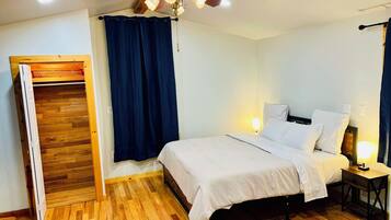4 bedrooms, desk, iron/ironing board, WiFi (free)