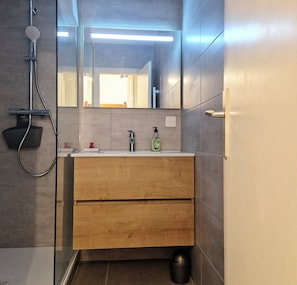Dusche, Haartrockner, Handtücher