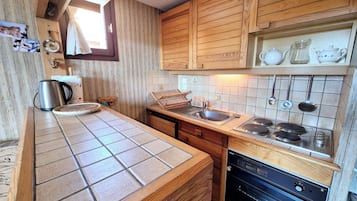 Réfrigérateur, micro-ondes, grille-pain