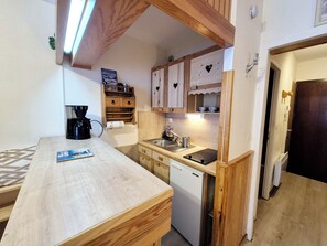 Kjøleskap, mikrobølgeovn, ovn og kaffetrakter/tekoker