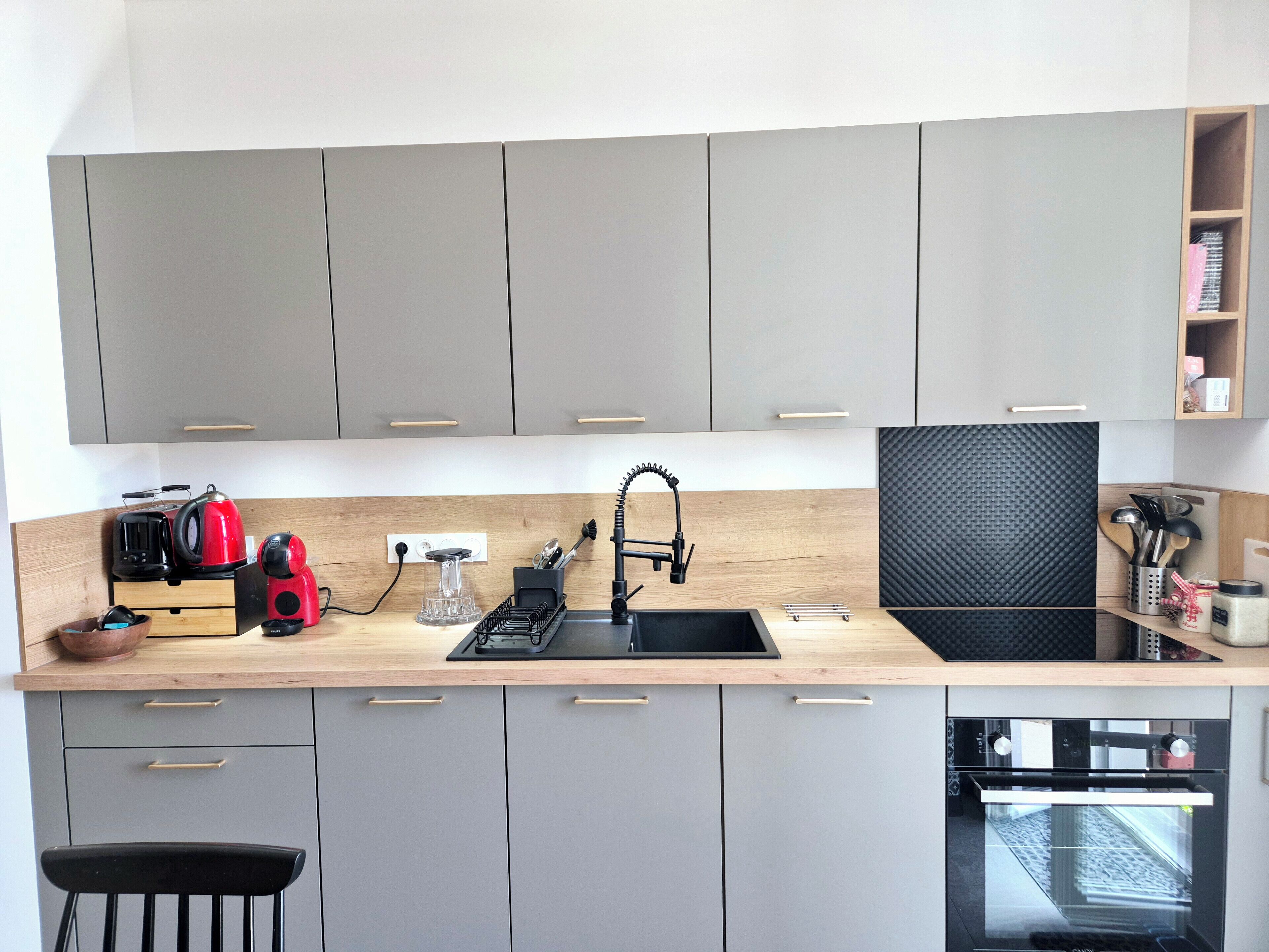 Fridge, oven, dishwasher, coffee/tea maker