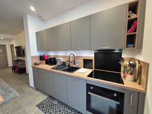 Fridge, oven, dishwasher, coffee/tea maker