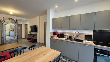 Fridge, oven, dishwasher, coffee/tea maker