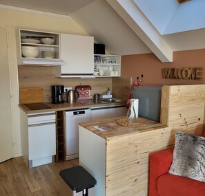 Réfrigérateur, micro-ondes, lave-vaisselle, cafetiÚre/bouilloire
