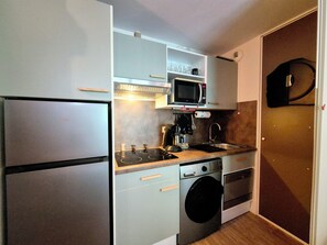 Mikrowelle, Geschirrspüler, Wasserkocher mit Kaffee-/Teezubehör