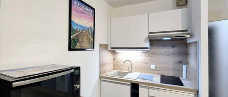 Refrigerador, microondas y cafetera y tetera